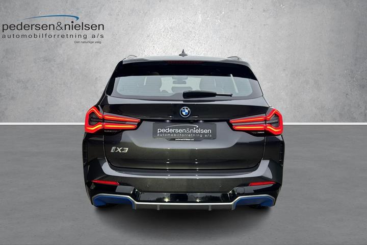 Grå BMW iX3 fra 2023