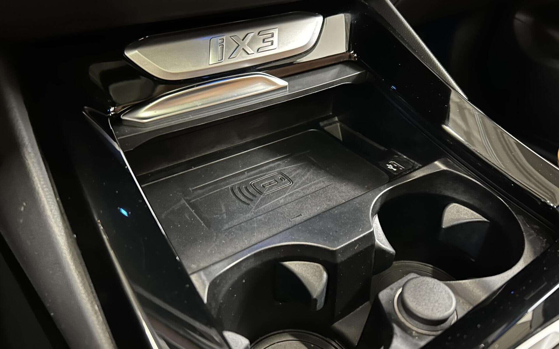 Grå BMW iX3 fra 2023