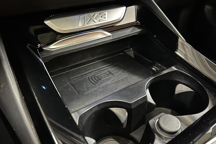 Grå BMW iX3 fra 2023
