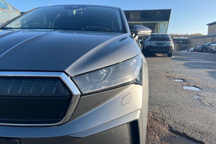 Grå Skoda Enyaq fra 2022