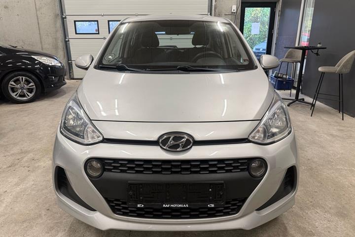 Sølv Hyundai i10 fra 2017