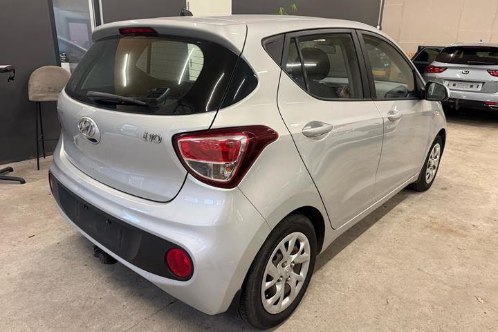 Sølv Hyundai i10 fra 2017