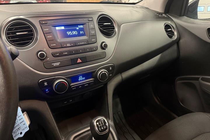 Sølv Hyundai i10 fra 2017