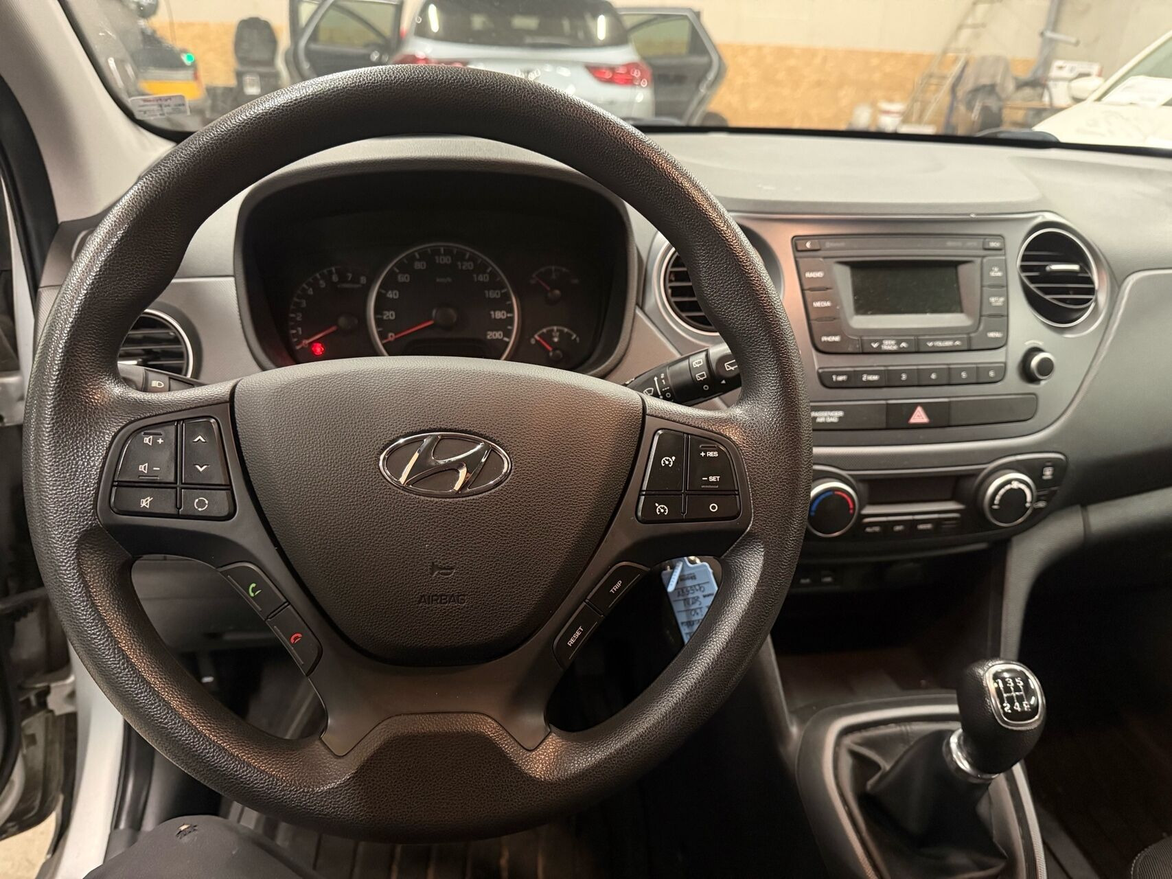 Sølv Hyundai i10 fra 2017