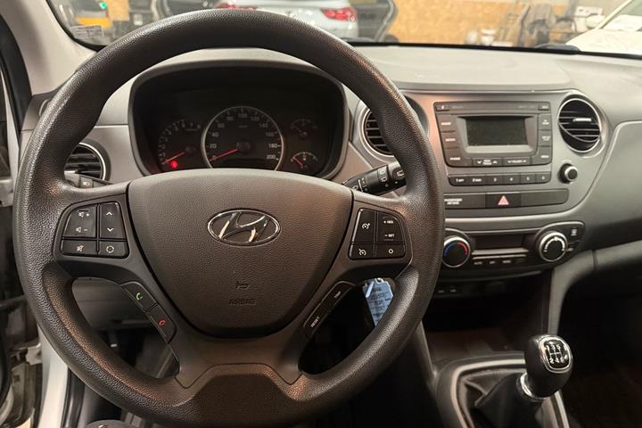 Sølv Hyundai i10 fra 2017