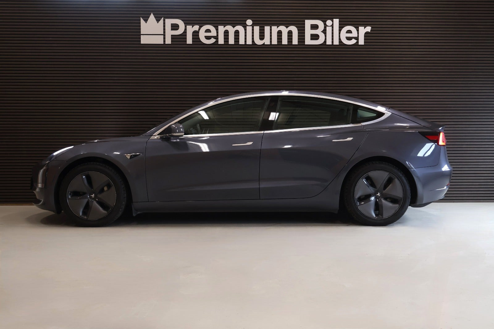 Grå Tesla Model 3 fra 2020