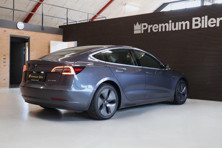 Grå Tesla Model 3 fra 2020