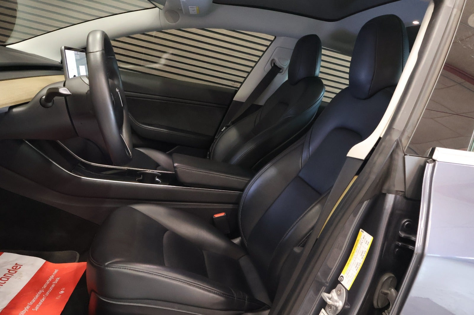 Grå Tesla Model 3 fra 2020