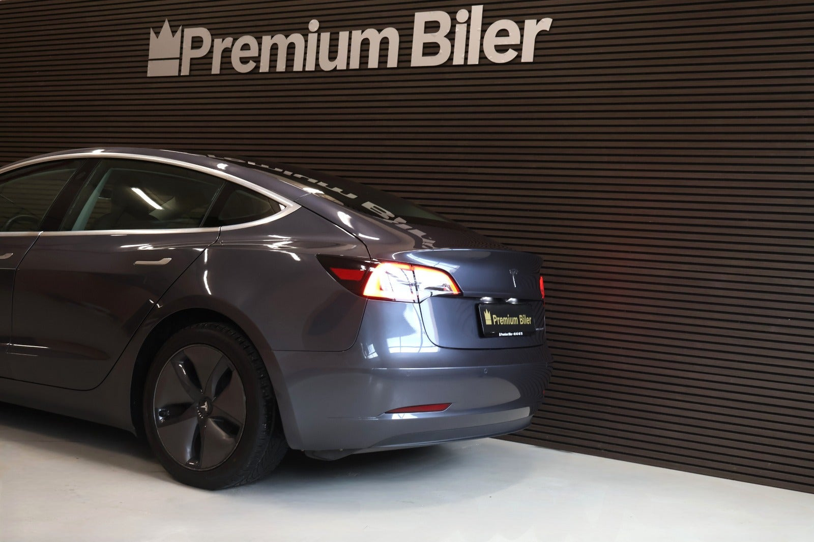 Grå Tesla Model 3 fra 2020