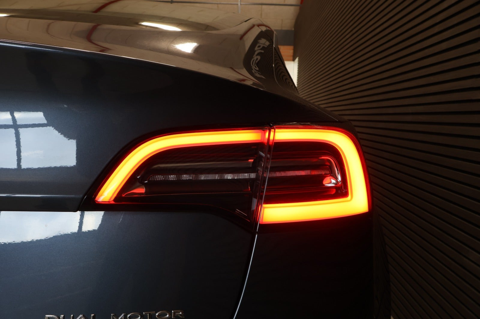 Grå Tesla Model 3 fra 2020