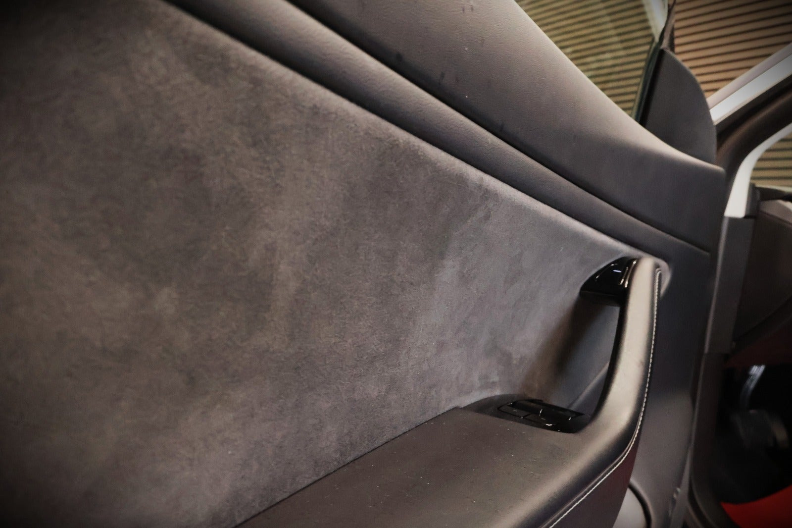 Grå Tesla Model 3 fra 2020