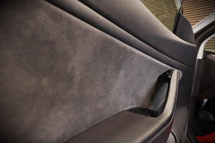 Grå Tesla Model 3 fra 2020