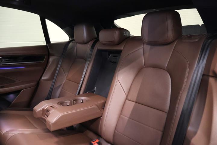 Sort Porsche Macan 4 fra 2024