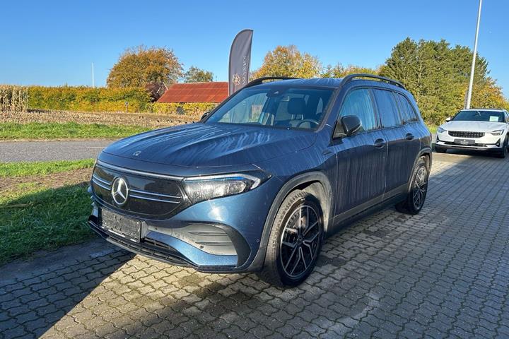 Blå Mercedes EQB250 fra 2023