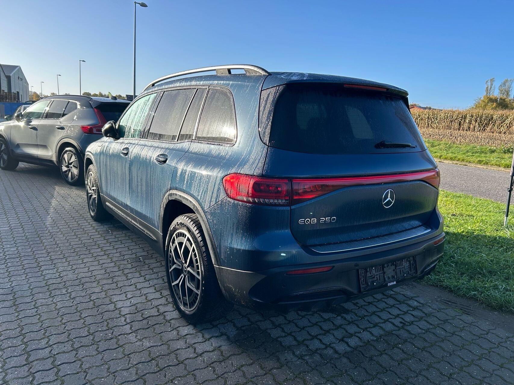Blå Mercedes EQB250 fra 2023