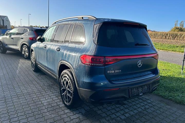 Blå Mercedes EQB250 fra 2023