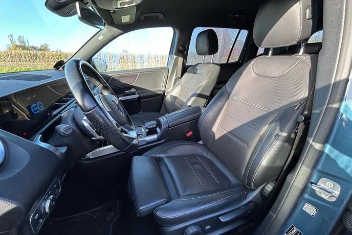Blå Mercedes EQB250 fra 2023