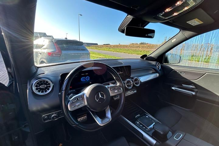 Blå Mercedes EQB250 fra 2023