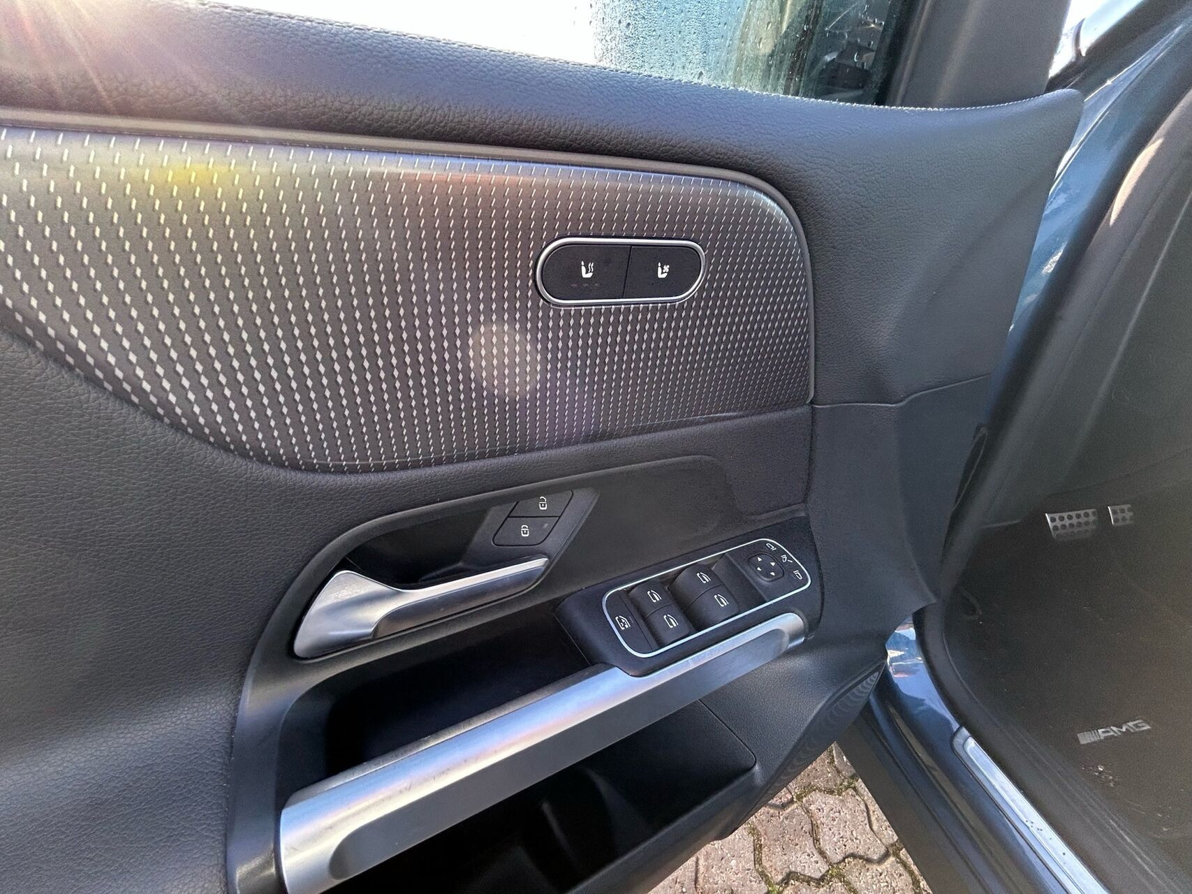 Blå Mercedes EQB250 fra 2023