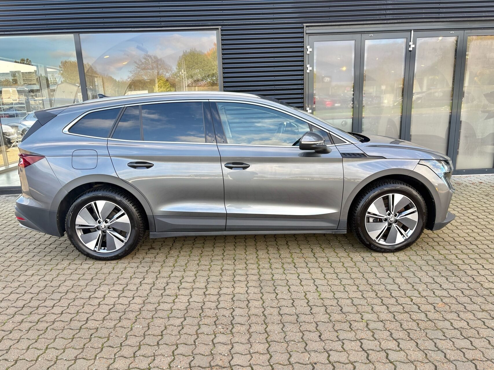 Grå Skoda Enyaq fra 2023