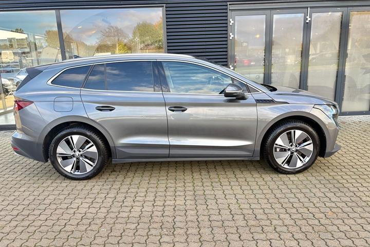 Grå Skoda Enyaq fra 2023