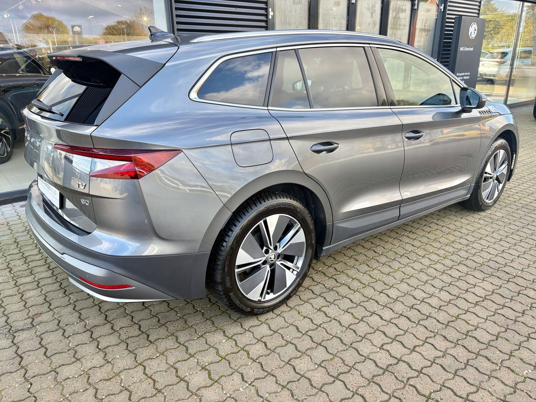 Grå Skoda Enyaq fra 2023