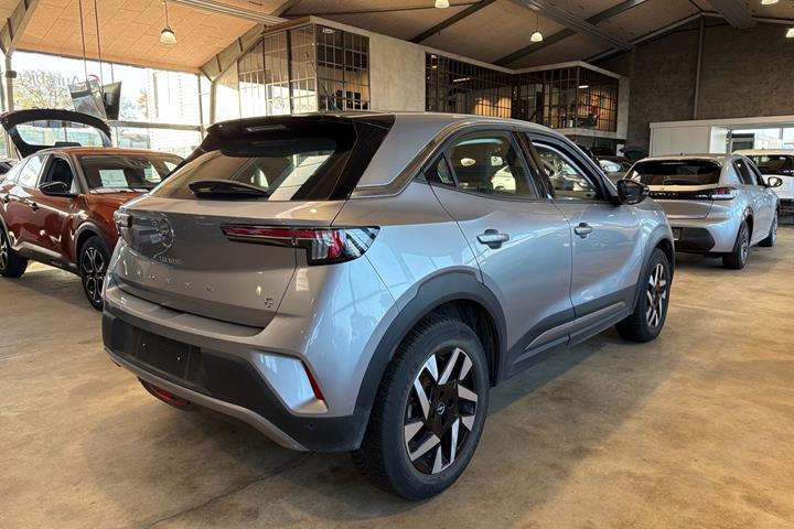 Grå Opel Mokka-e fra 2024