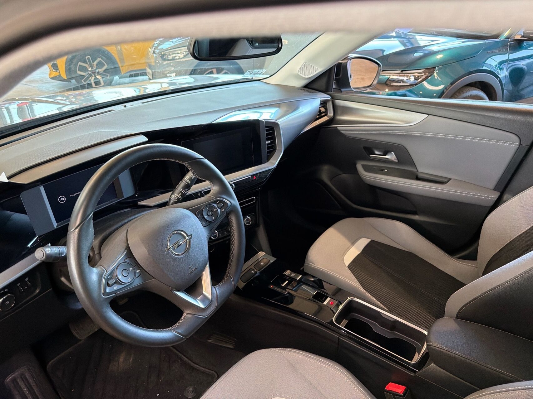 Grå Opel Mokka-e fra 2024