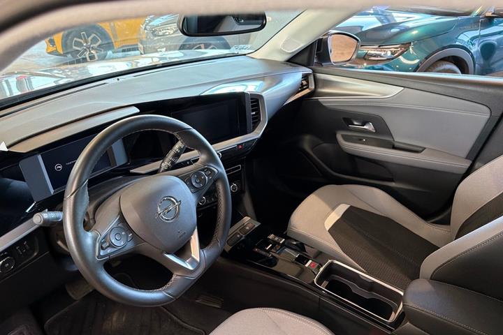 Grå Opel Mokka-e fra 2024