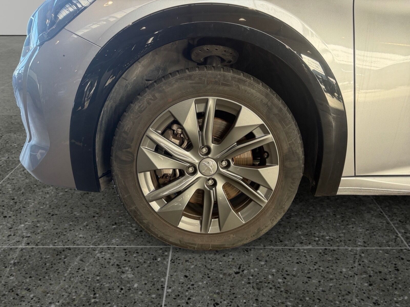 Grå Peugeot e-208 fra 2022