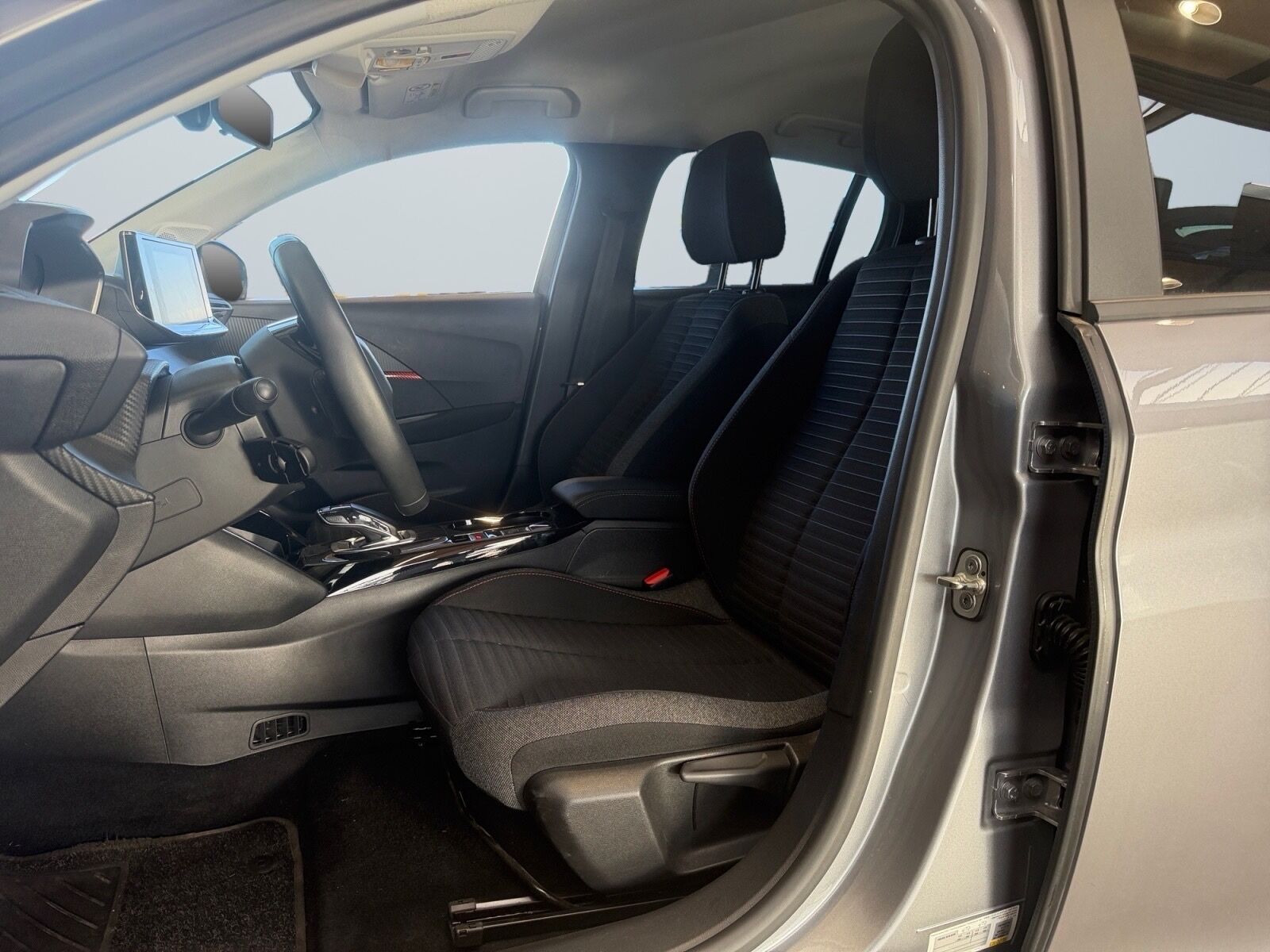 Grå Peugeot e-208 fra 2022
