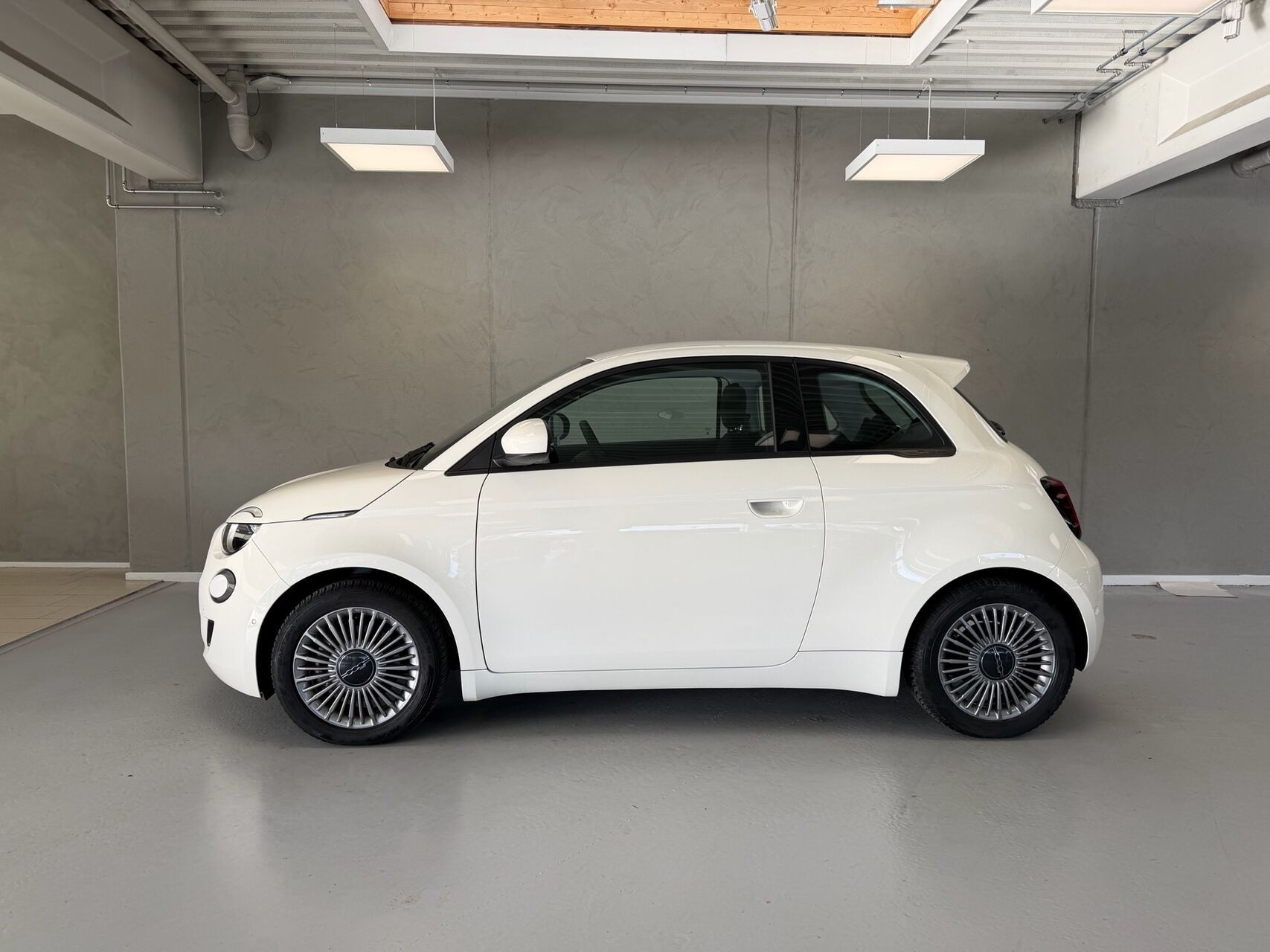 Hvid Fiat 500e fra 2023