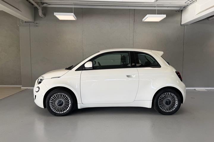 Hvid Fiat 500e fra 2023