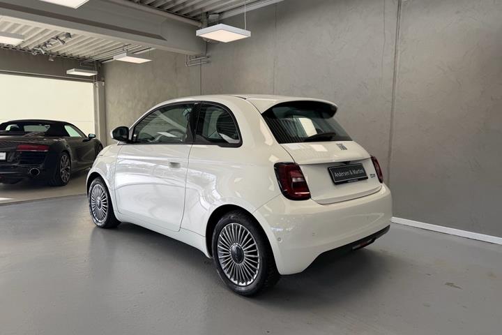 Hvid Fiat 500e fra 2023