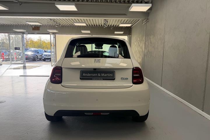 Hvid Fiat 500e fra 2023