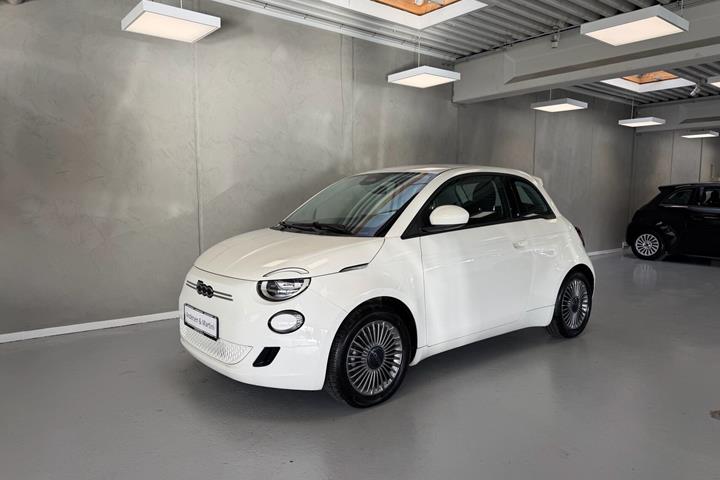 Hvid Fiat 500e fra 2023