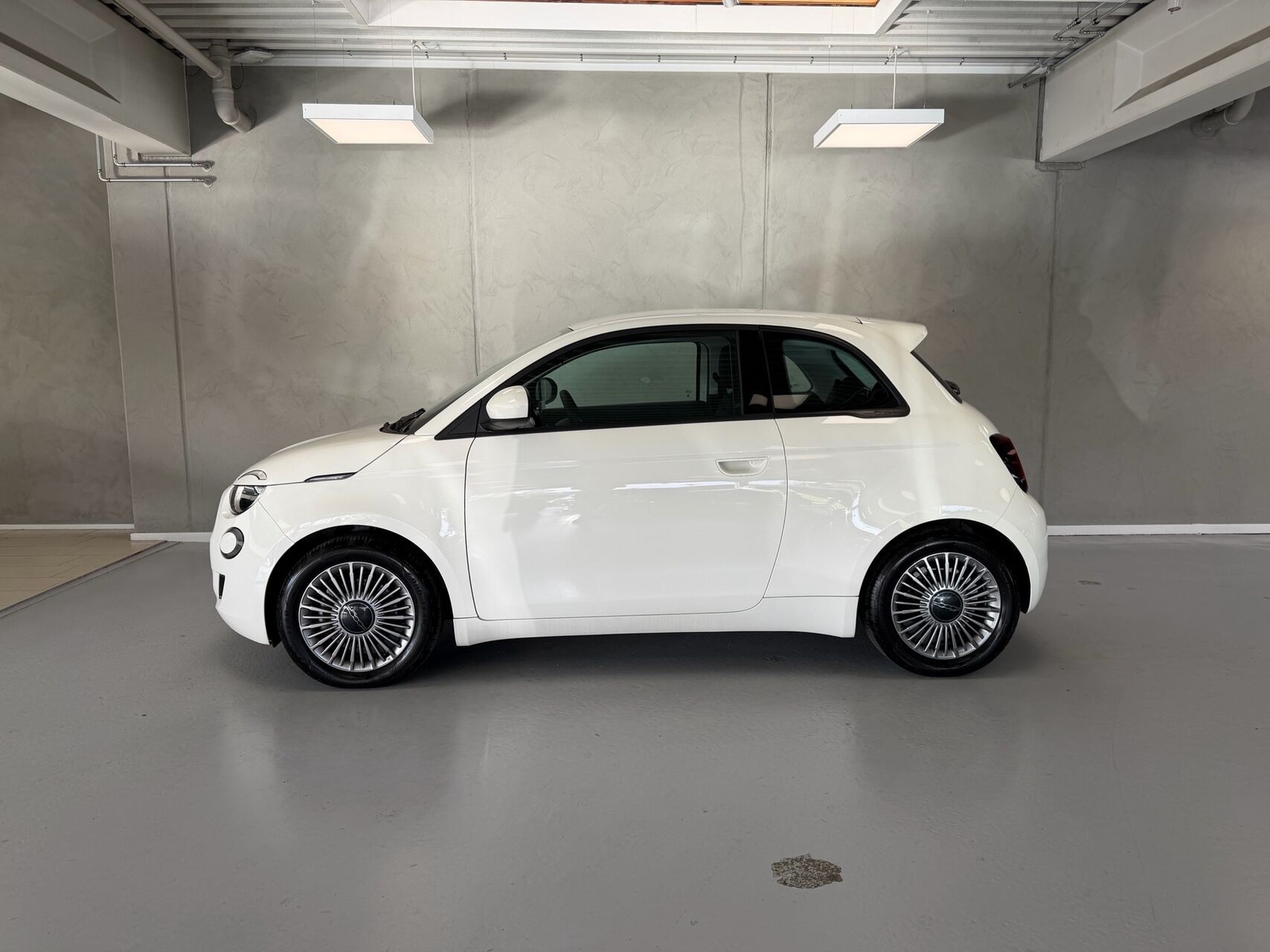 Hvid Fiat 500e fra 2023