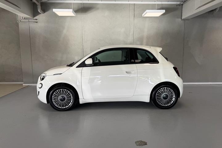 Hvid Fiat 500e fra 2023