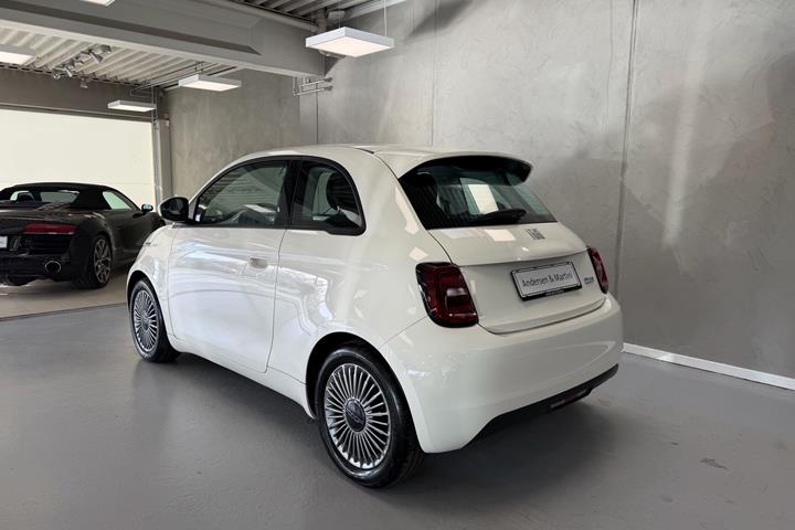 Hvid Fiat 500e fra 2023