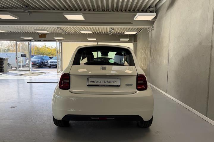 Hvid Fiat 500e fra 2023
