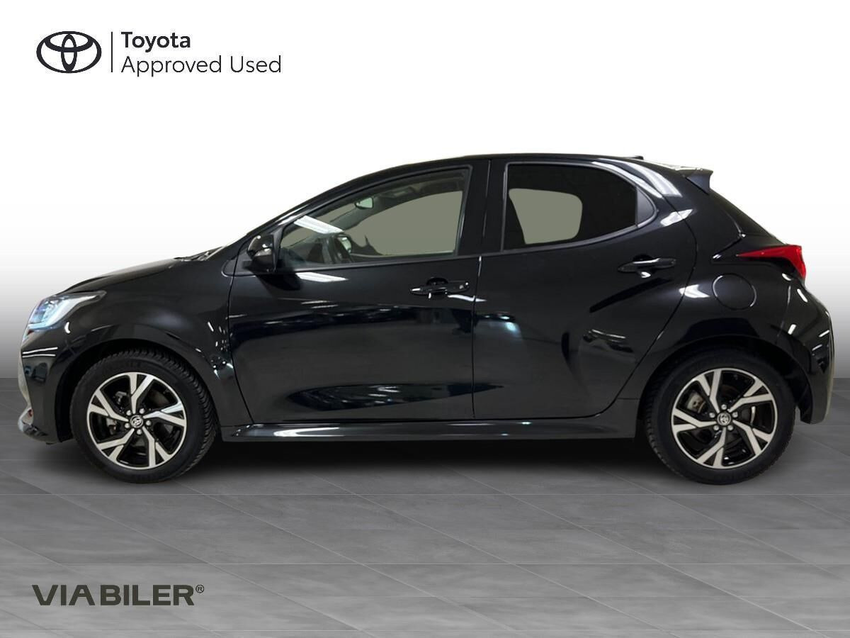 Sort Toyota Yaris fra 2024