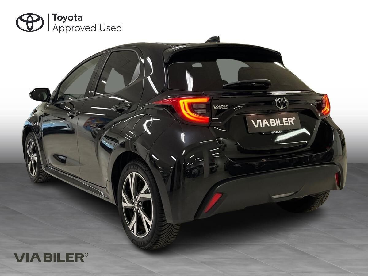 Sort Toyota Yaris fra 2024
