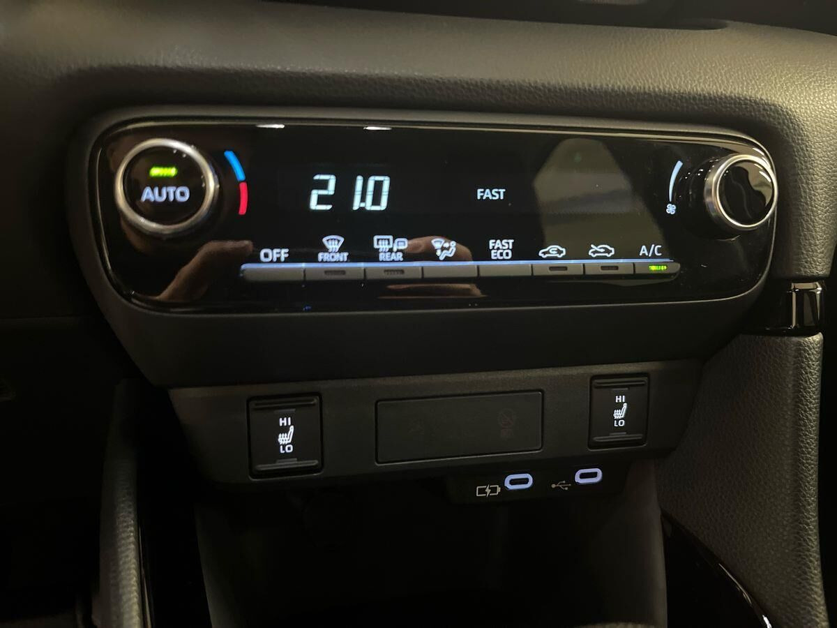 Sort Toyota Yaris fra 2024