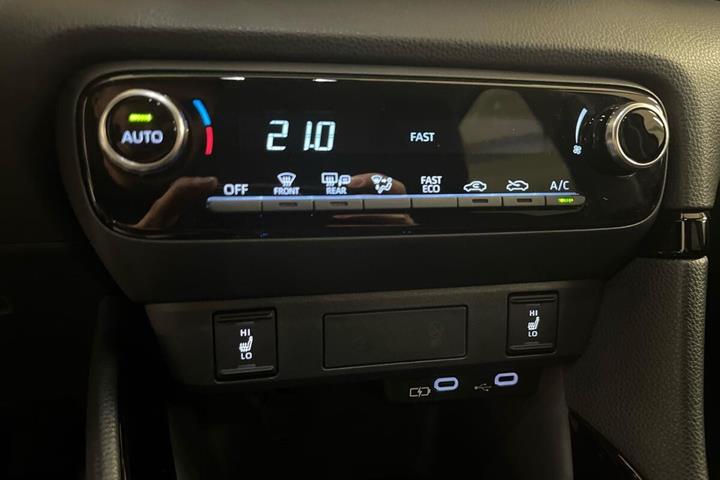 Sort Toyota Yaris fra 2024