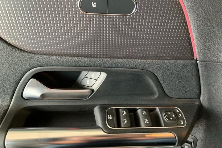 Sort Mercedes EQA250 fra 2022
