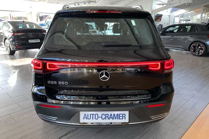 Sort Mercedes EQB250 fra 2023