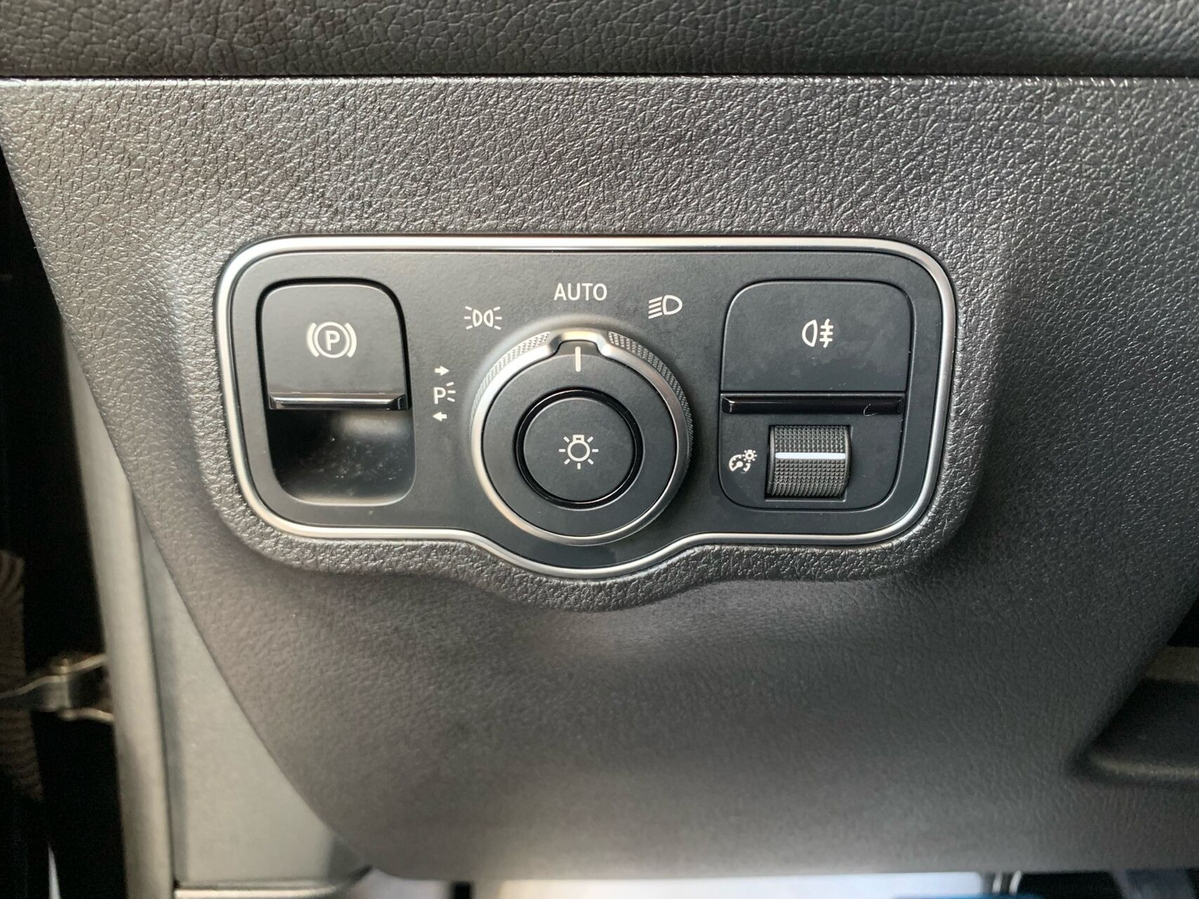 Sort Mercedes EQB250 fra 2023