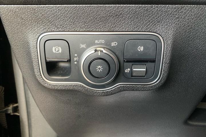 Sort Mercedes EQB250 fra 2023