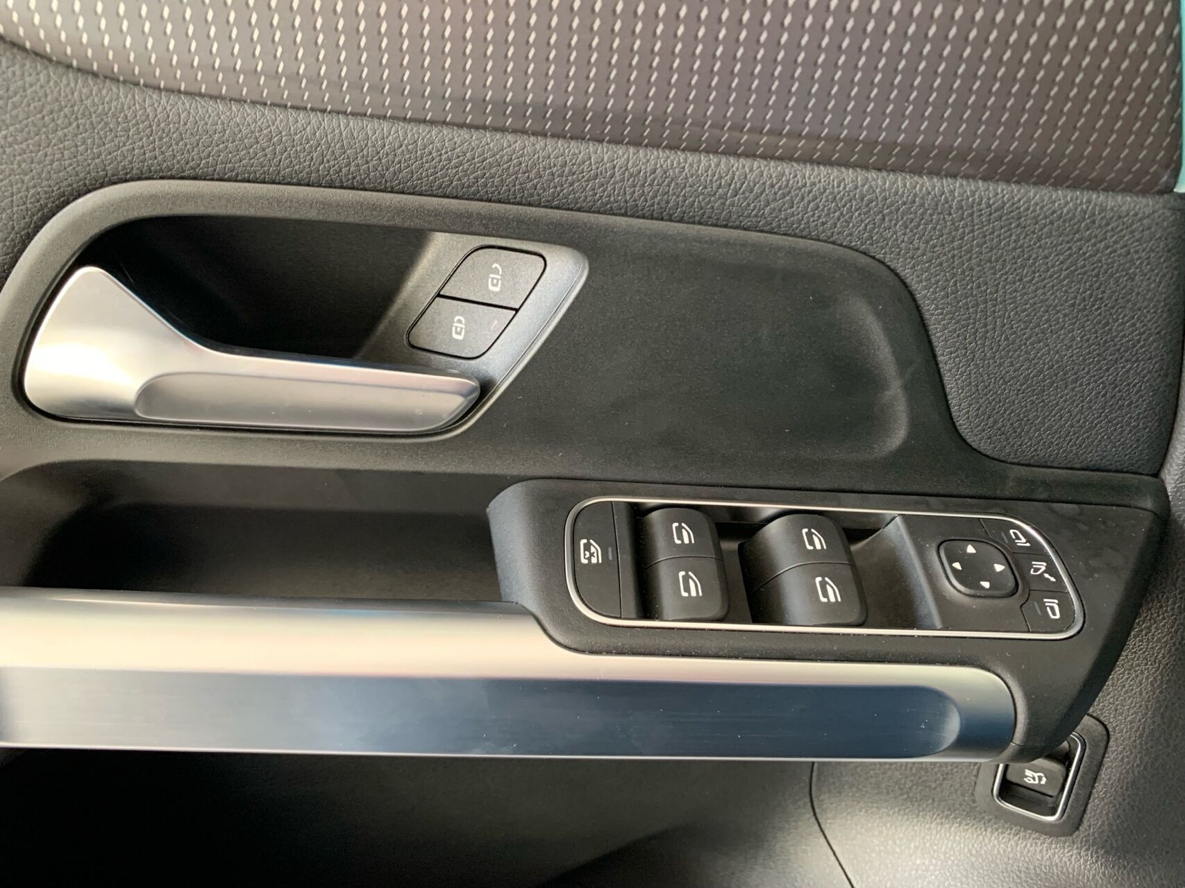 Sort Mercedes EQB250 fra 2023
