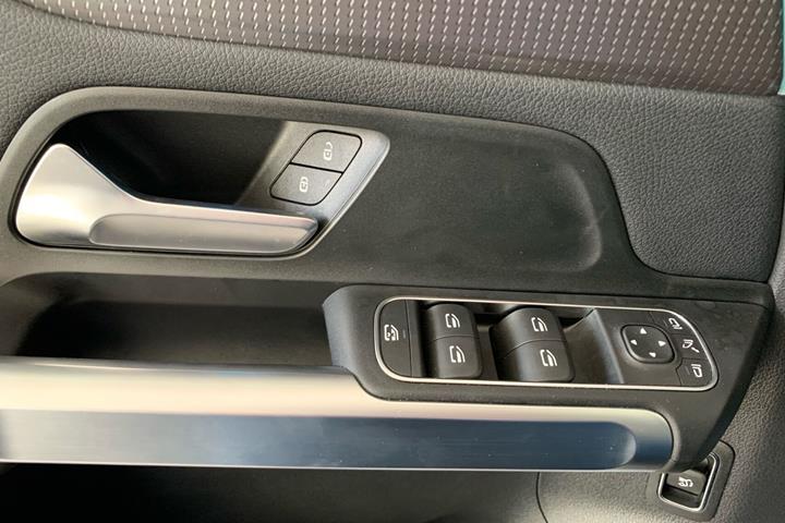 Sort Mercedes EQB250 fra 2023